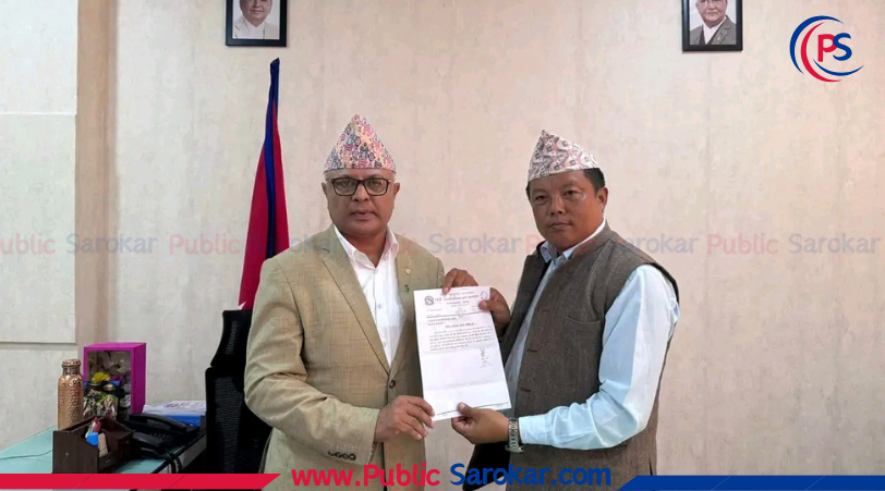 मुख्यमन्त्रीसमक्ष निवेदन बुझाउँदै अध्यक्ष राई।